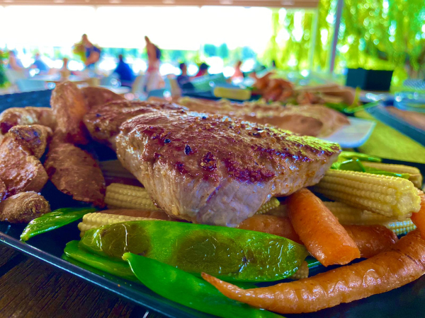 Beispiel Speise aus dem Restaurant: Unser zart Rosa gebratenes Rumpsteak mit frischem Junggemüse und Rosmarinerdäpfel.