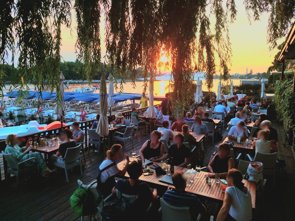 Ausblick vom Hauptfloss bei Sonnenuntergang im idyllischen Ambiente.