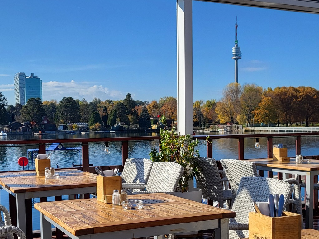 Ausblick der Hauptterrasse in Richtung UNO City und Donauturm.