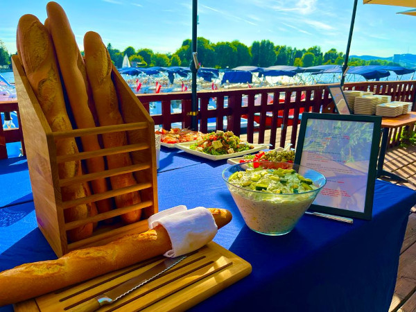 Abbild eines Buffets bei einer Veranstaltung.